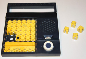 Электронный конструктор Экон-01 с несколькими вытащенными радиокубиками