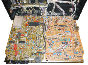 Видеомагнитофон Электроника ВМ-12 вид снизу на откинутые основные платы