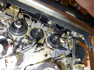 Видеомагнитофон Электроника ВМ-12 вид на лентопротяжный механизм сверху 2